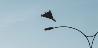 Росіяни дроном поцілили в автобусну зупинку на Одещині: поранено двох людей