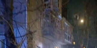 В Одесі після ворожої атаки спалахнули автівки та балкон будинку, є постраждалі – ОВА