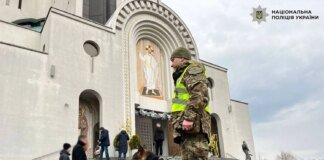 Під час Великодня посилено патрулювання з перевірками на вибухівку у понад 160 храмах Києва – поліція