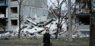 Серед розбитих будинків – люди: як виглядає зруйноване Білозерське