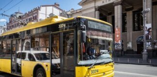 У Києві змінили рух громадського транспорту через наслідки нічної атаки