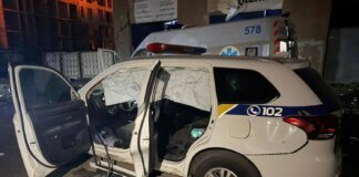 Поліцейські потрапили під повторний удар під час атаки рф балістикою у Києві – відео перших хвилин