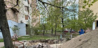 Дівчина впала в неогороджену яму з водою під час робіт комунальників у Києві і травмувалася – відкрито провадження