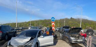 Tesla влетіла у дві автівки на мосту у Києві, є жертва