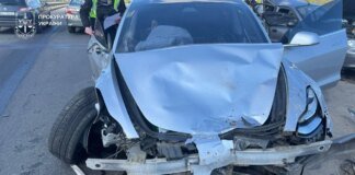 У Києві повідомлено про підозру водію Tesla, який влаштував смертельну ДТП на Дарницькому мосту