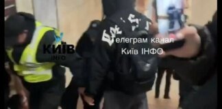 У метро Києва поліція затримала чоловіка, який почав роздягатися