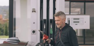 Прірва в 7 гривень на літрі: чому ціни на АЗС різняться і коли пальне почне дешевшати