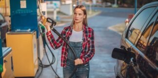 АЗС знову “переписали” ціни: де пальне подешевшало 18 квітня