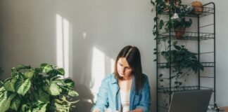 Чи треба українцям платити податки з-за кордону: пояснення адвоката