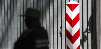 Польща зводить загорожу з колючим дротом на кордоні з Білоруссю