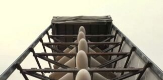 Пропаганда з неба: росіяни з дронів розкидають листівки про “поганого” Трампа (фото)