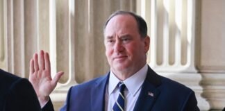 Глава ВМС США раптово пішов у відставку після конфлікту через Трампа, – WSJ