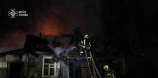 На столичній Оболоні горіли три приватні будинки – у ДСНС показали гасіння пожежі
