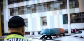 У Києві екскаватор протаранив патрульну автівку – вона в'їхала у вантажівку