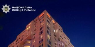 У Києві внаслідок атаки рф уламки дрона впали на дах житлової висотки