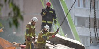 Під завалами багатоповерхівки у Києві знайшли тіло 12-річної дівчинки