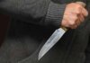 У Києві чоловік під наркотиками посварився із жінкою і кинув їй у спину ніж, його затримали