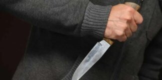 У Києві чоловік під наркотиками посварився із жінкою і кинув їй у спину ніж, його затримали