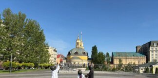 Малюків-засновників Києва вдягли у вишиванки різних областей