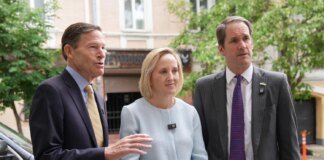 Посольство США у Києві заявило, що продовжує роботу і заперечило "повідомлення про інше"