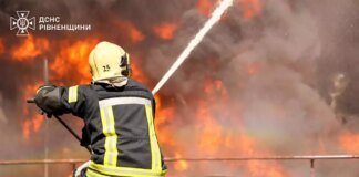 Пожежу після атаки рф на підприємство на Рівненщині гасили весь день