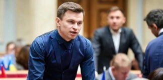Колишній «слуга народу» спровокував ажіотаж у мережі своїм голим торсом