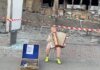 Хлопчик розчулив українців грою на акордеоні біля зруйнованого ТРЦ у Києві (відео)