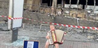Хлопчик розчулив українців грою на акордеоні біля зруйнованого ТРЦ у Києві (відео)