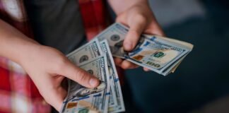 Як сформувати фінансову “подушку” та скільки грошей тримати в гривні: поради експерта