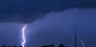 Київ штормитиме всю ніч, синоптики попереджають про град і шквали