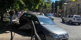 Розтрощив скутер і врізався в огорожу – нетверезого водія затримали у Києві