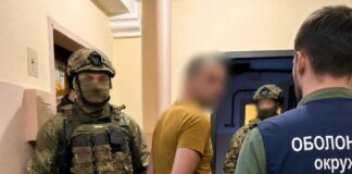 У Києві затримали чоловіка за продаж зброї через поштомати