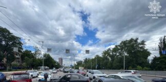 У Києві сталася масштабна ДТП, ускладнено рух на вулиці Теліги