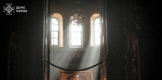 У Лаврі загасили пожежу на даху храму після атаки рф, до ліквідації наслідків у Києві залучено авіацію – МВС
