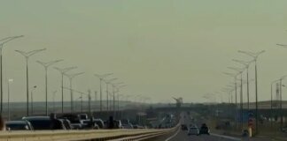 На виїзді з Криму утворився 15-кілометровий затор, вночі рух Кримським мостом перекрили – ASTRA