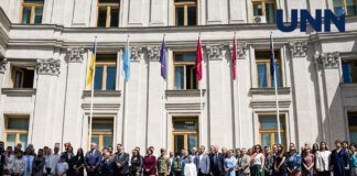 У Києві підняли прапор кримських татар з нагоди Дня стягу – фоторепортаж