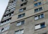 російський БПЛА влучив у багатоквартирний будинок у Харкові, жінка зазнала стресу