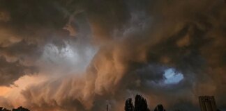Повалені дерева, затоплені вулиці, відключення світла – наслідки негоди у Києві