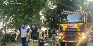 Удар по Запоріжжю: понівечено багатоповерхівку, згоріли авто, є поранені