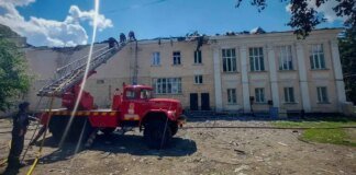 Окупанти атакували кінотеатр в центрі Конотопа: кількість поранених зросла (оновлено)