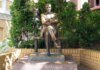 У Києві демонтовано пам’ятник Михайлу Булгакову (відео)