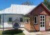 Черкащанка відновила сторічну хату та оселилася в ній із родиною