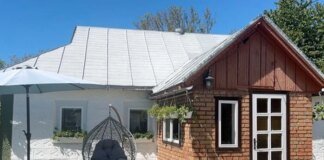 Черкащанка відновила сторічну хату та оселилася в ній із родиною