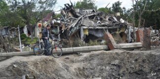 Руїни та гігантська вирва: наслідки прильоту по приватному сектору на Осокорках (фото)