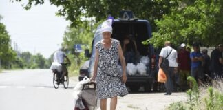 Міжнародна допомога переселенцям в Україні скоротилася удвічі