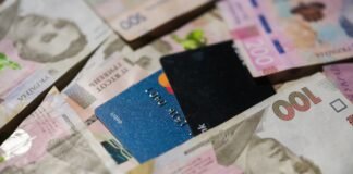 Українці дедалі рідше користуються готівкою: 96% операцій з картками стали безготівковими