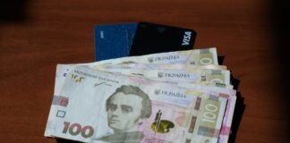 Виплати до Дня Незалежності: хто отримає автоматично, а кому доведеться йти до ПФУ