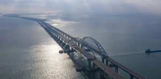 Кримський міст обклали захистом з усіх боків (нові супутникові знімки)
