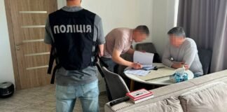 Ексочільника Мінкульту Карандєєва підозрюють у допомозі з виїздом за кордон