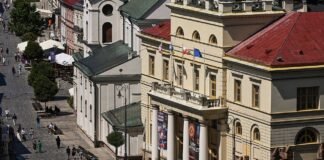 Польське місто прибрало прапор України з ратуші через рішення Зеленського